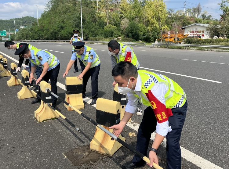 战疫保畅两不误  快速处置勇继续—广南公司高效处置南充北收费站排堵保畅突发事务3.jpg